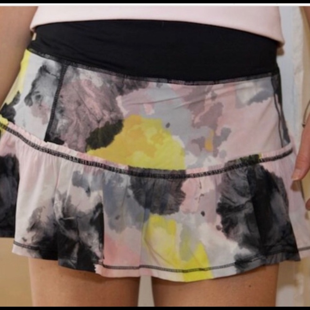 Size 4 Lululemon abstract Skort, skirt with built-in shorts for sports or dance